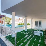 Modern Luxury Villa With Swimming Pool - Bayside View